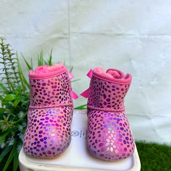 UGG
Kid's Jesse Bow II Spots
Pink Rose SPARKLE SUEDE
Size: 0/1 (0-6 Months) - Picture 10 of 16